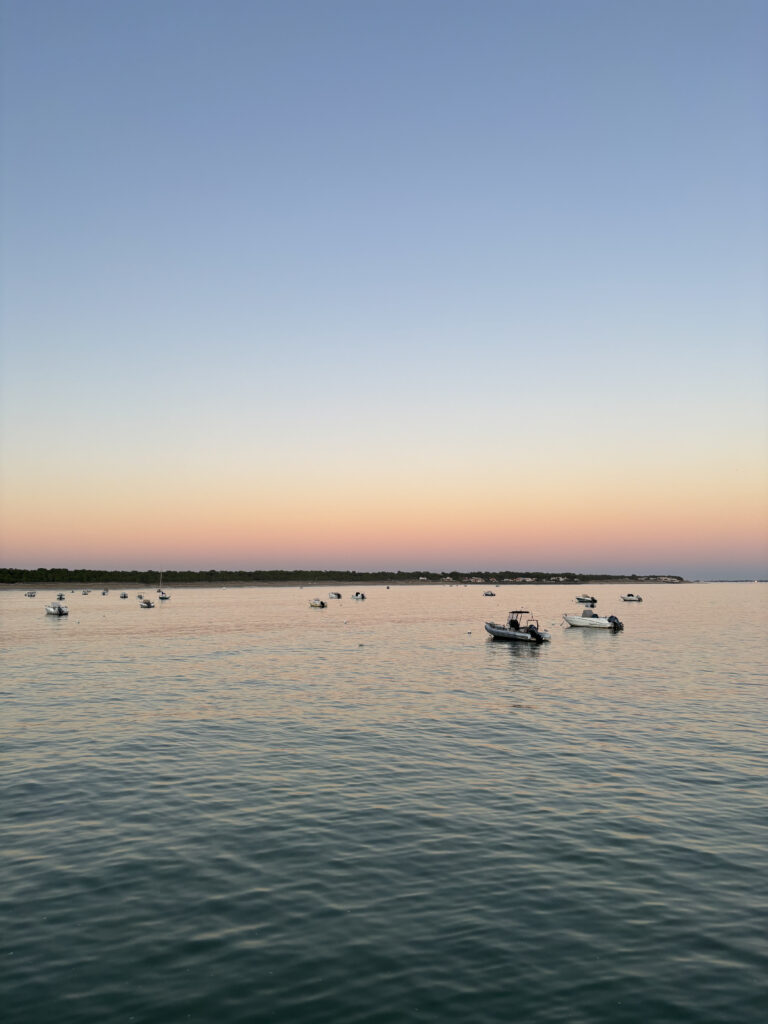 bateau sur la mer avec un coucher de soleil