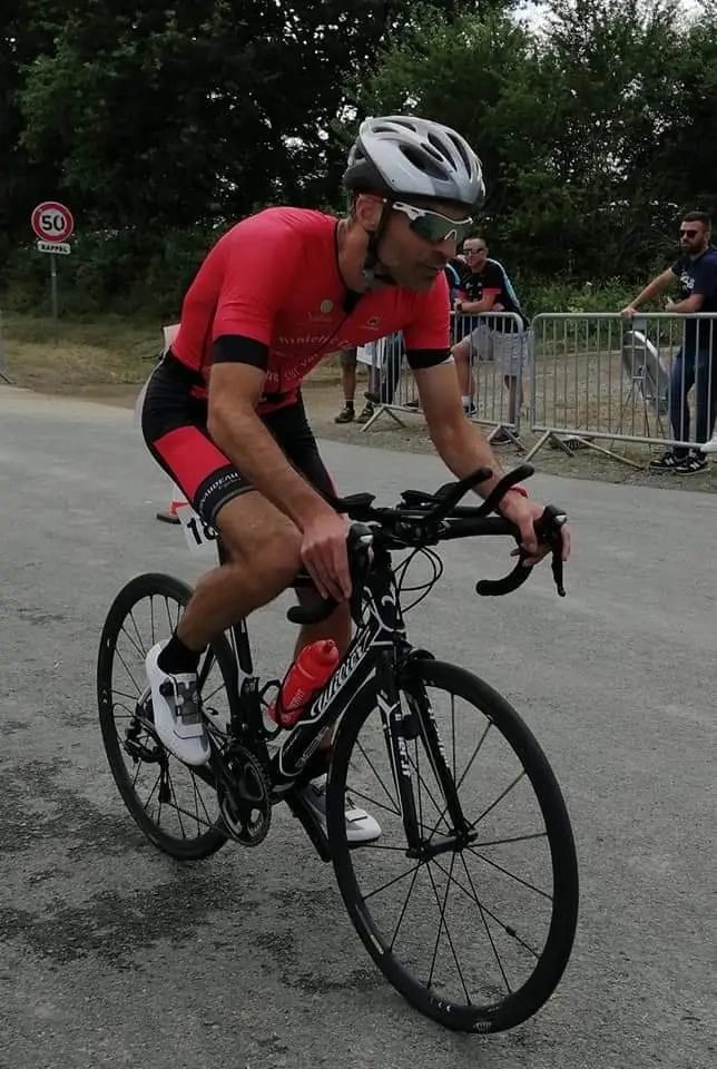 Bénévole de l'association qui fait du vélo.