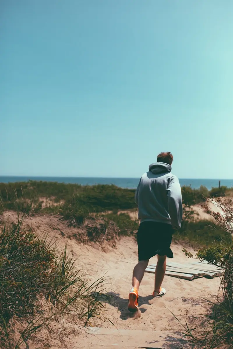 Promeneur qui se balade dans les dunes.