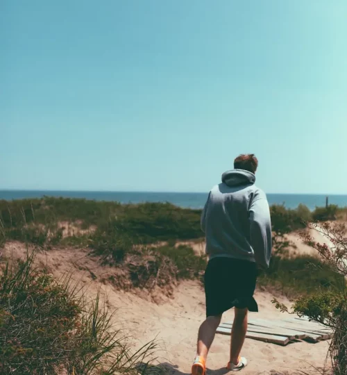 Promeneur qui se balade dans les dunes.